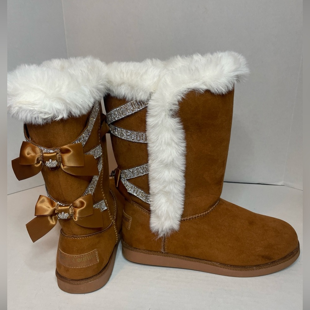 Juicy Couture Kaori Boots Faux Suede Fur Lined Tan/Chestnut Size 9. Ribbons Bows